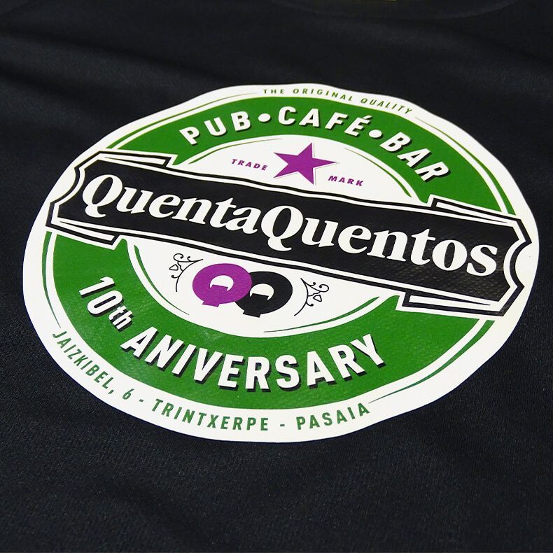 Detalle de camiseta personalizada con vinilo impreso