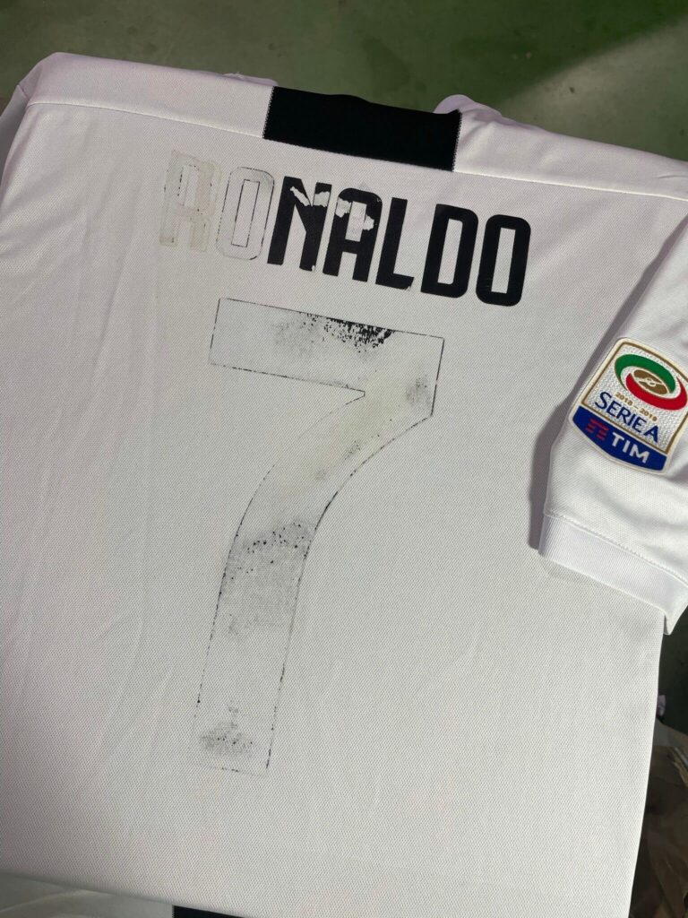 Detalle real de camiseta de fútbol con nombre y dorsal personalizados