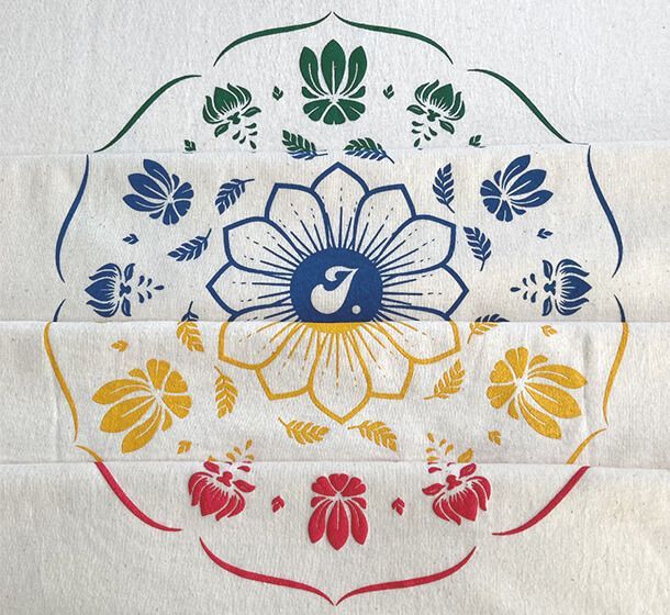 Camiseta personalizada con diseño floral y colores de muestra