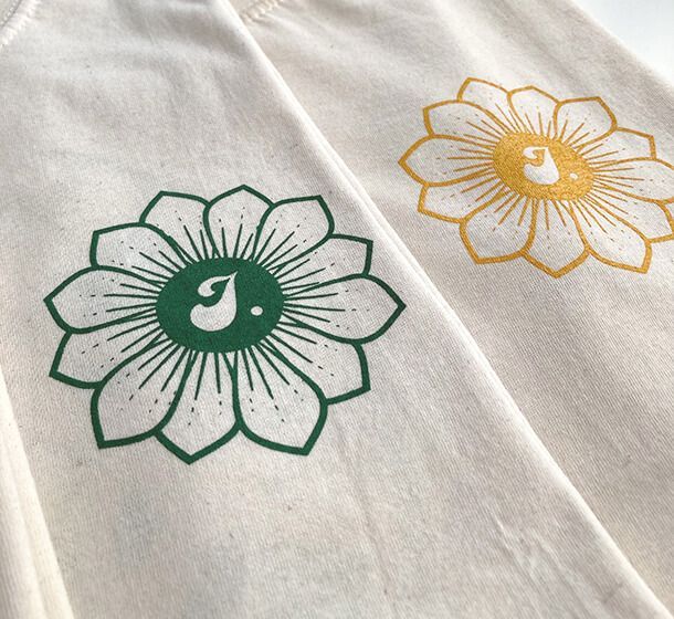 Detalle de camiseta personalizada con diseño floral