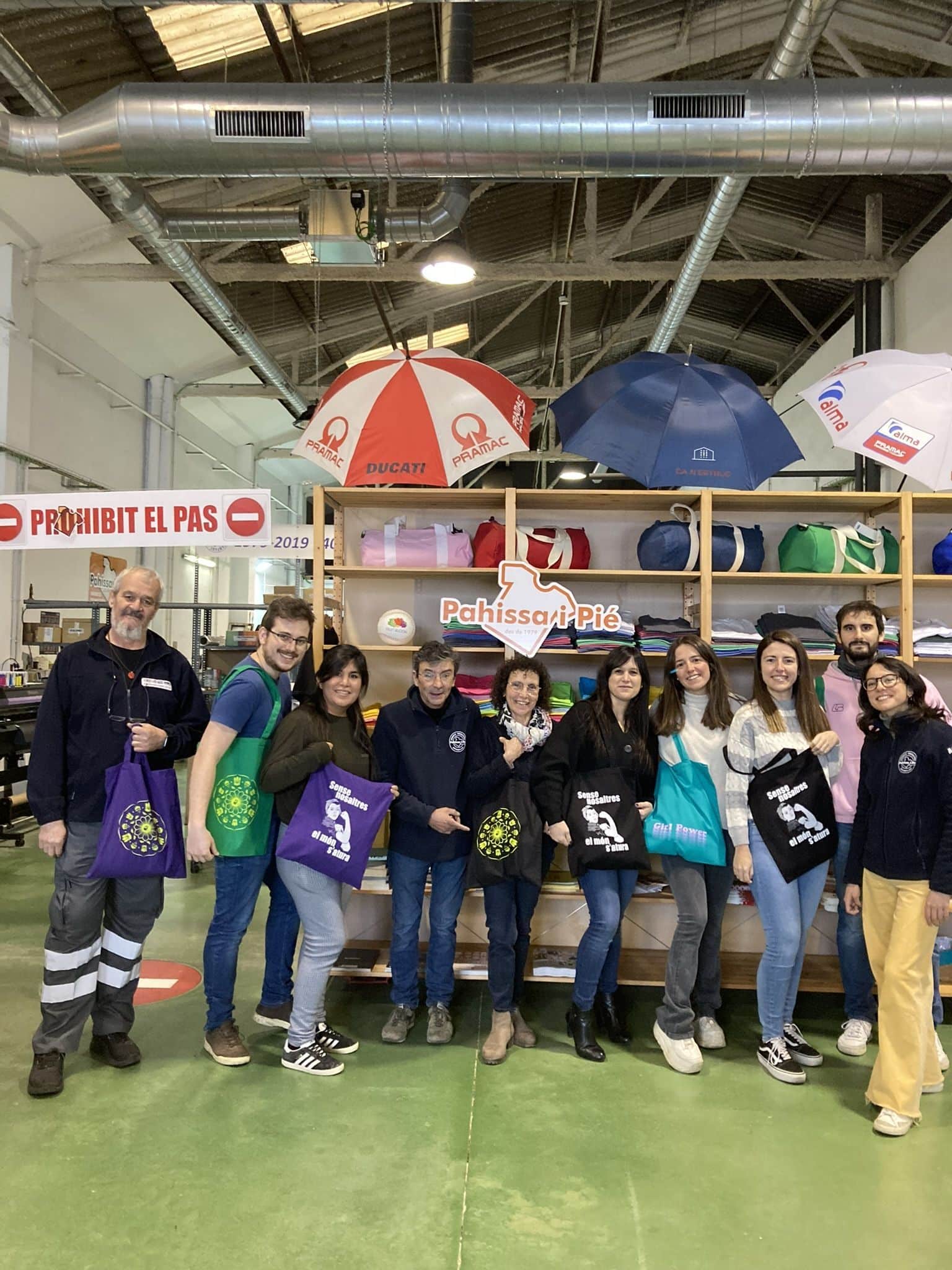 Grupo en el taller de Pahissa Pié con prendas personalizadas