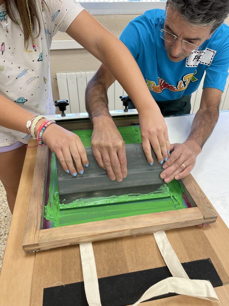 Detalle de proceso de estampación en taller de serigrafía