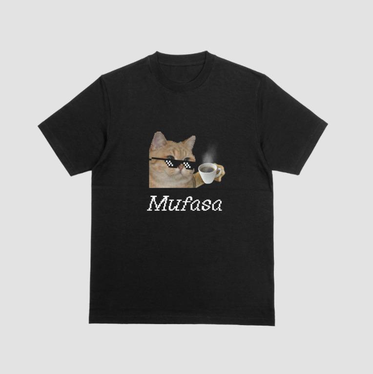 Camiseta negra personalizada con foto de gato, gafas, taza y nombre Mufasa