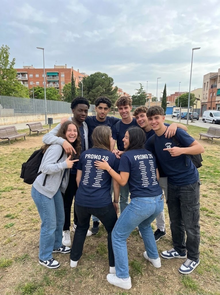 Grupo de amigos con camisetas personalizadas iguales