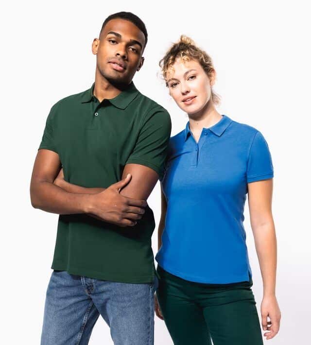 Dos personas con polos personalizados