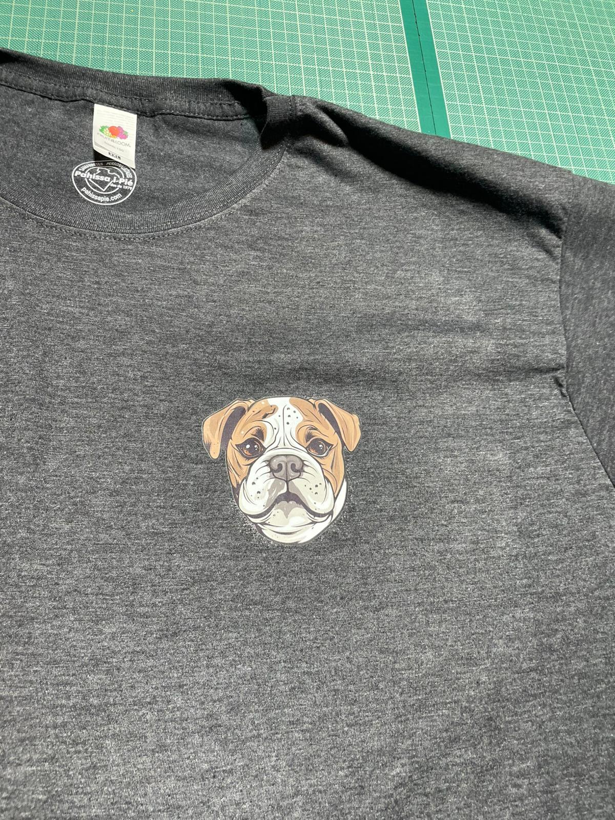 Detalle de un estampado a todo color sobre camiseta