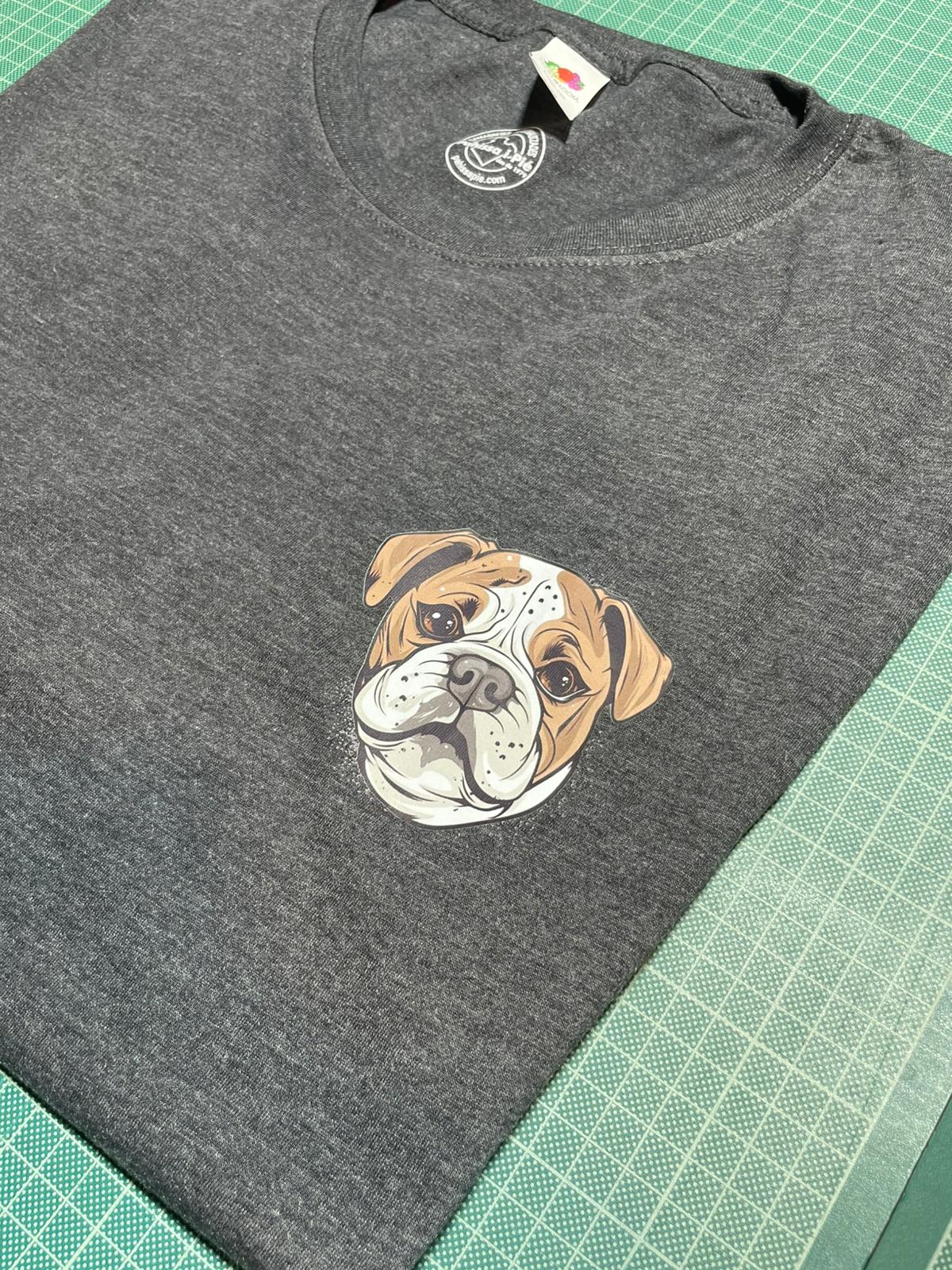 Camiseta con la ilustración de un bulldog recién estampada