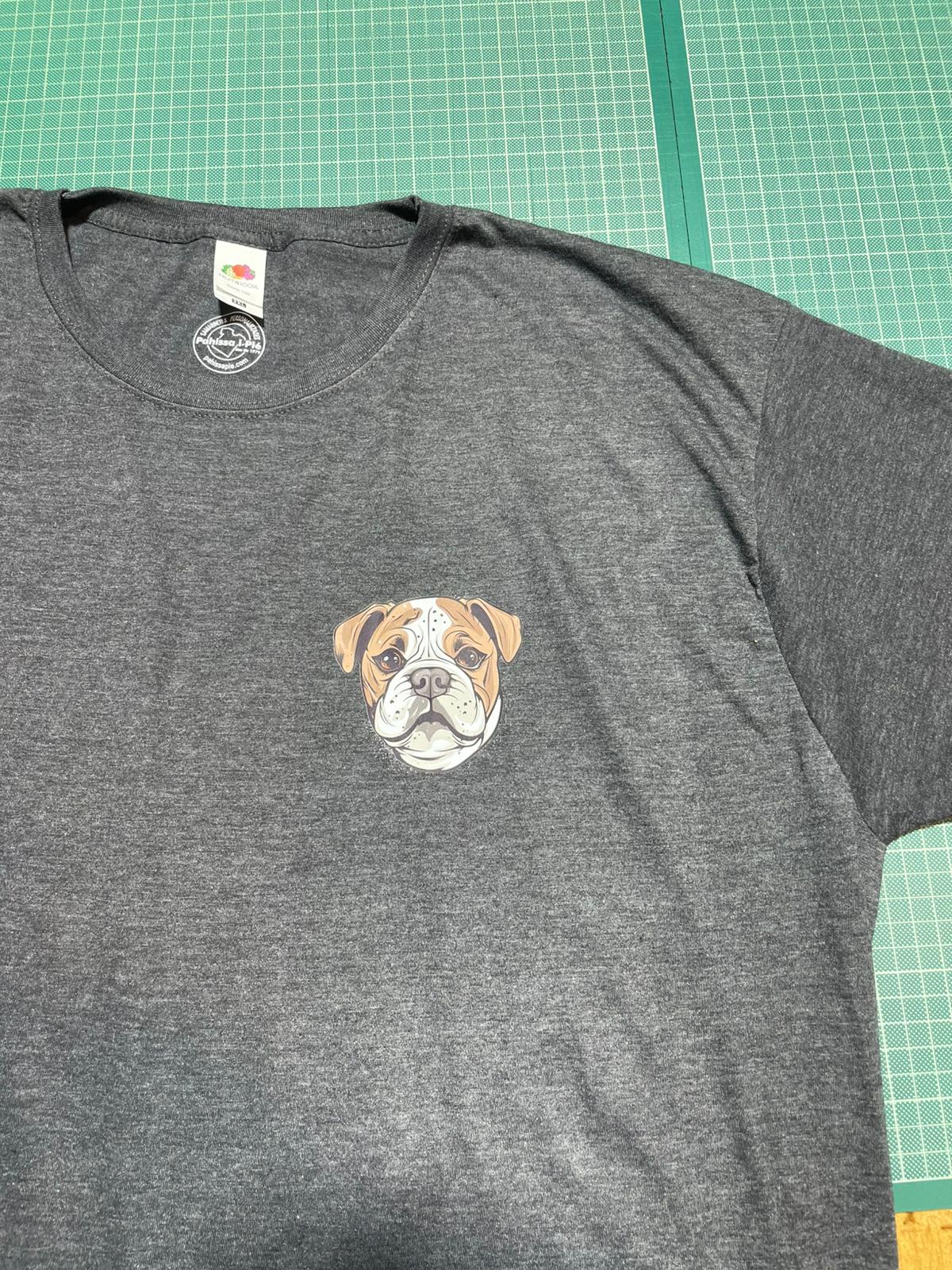 Estampación de una camiseta sobre la mesa del taller