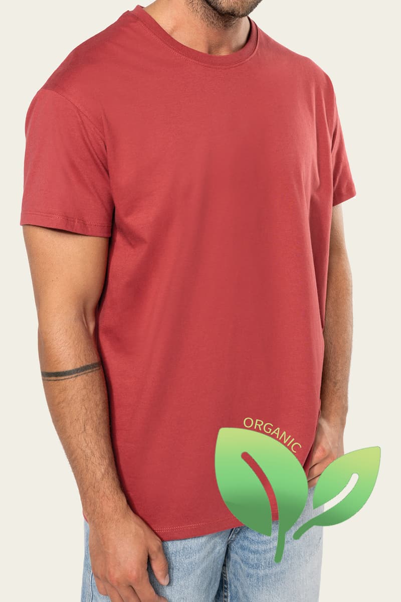 Chico con camiseta roja de algodón orgánico