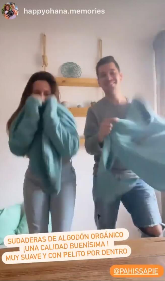Pareja estrenando las sudaderas personalizadas de Happy Ohana