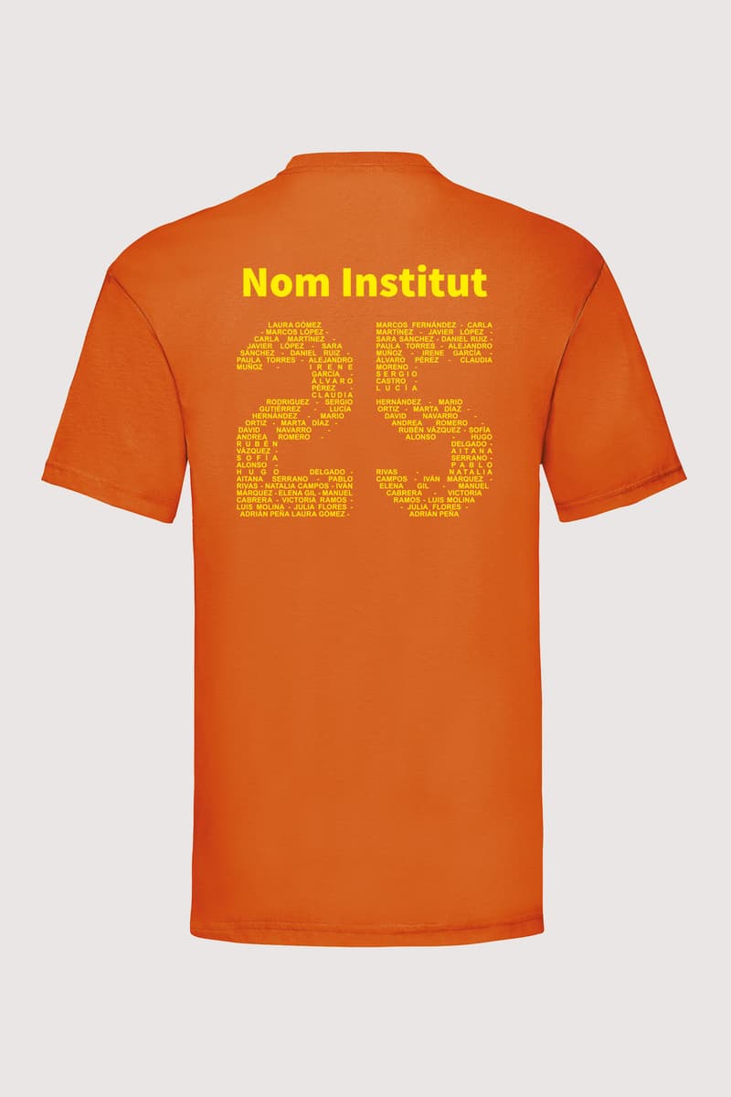 Camiseta naranja de graduación con los nombres de la promoción