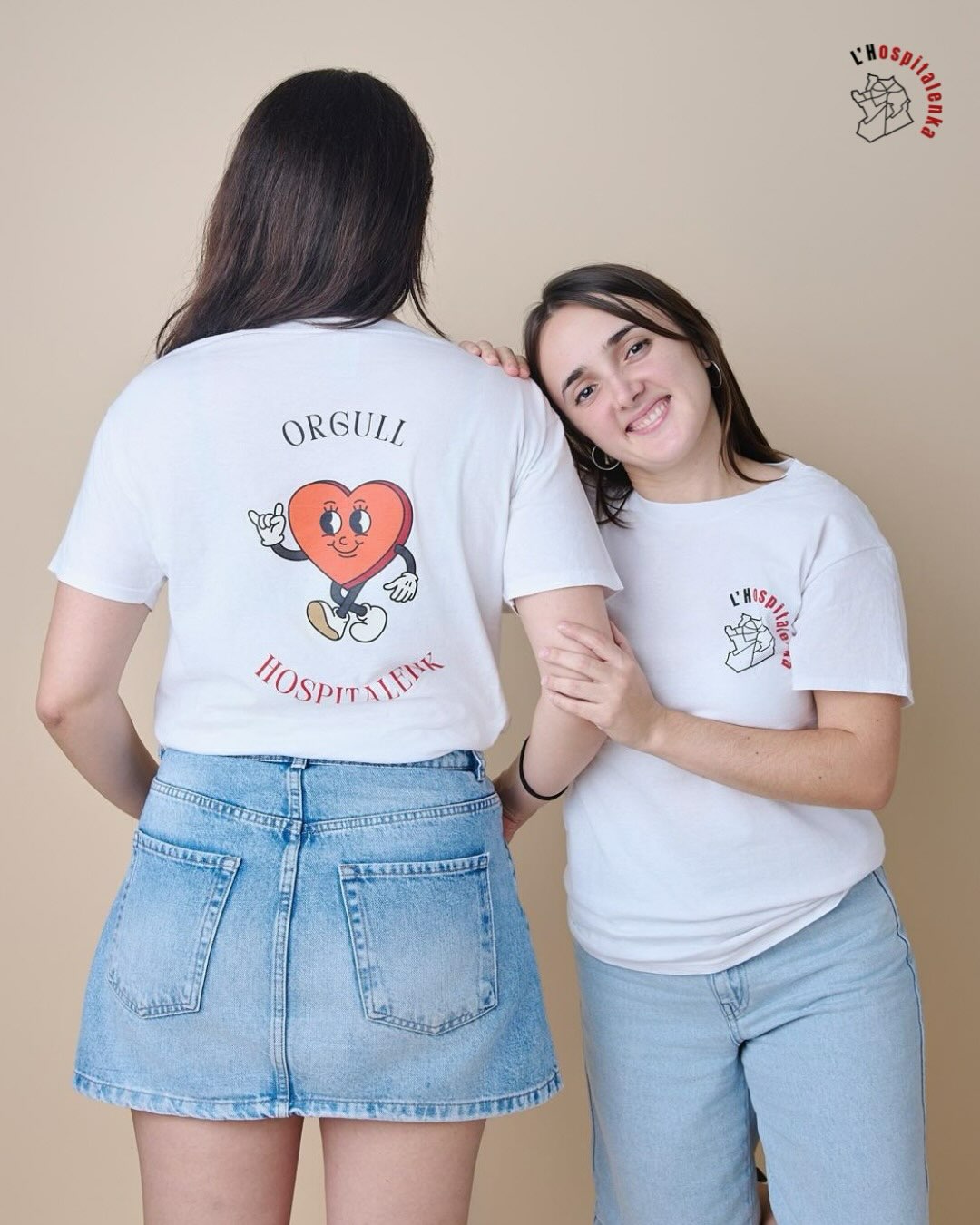 Espalda de la camiseta Orgull Hospitalenk con un corazón ilustrado serigrafiado