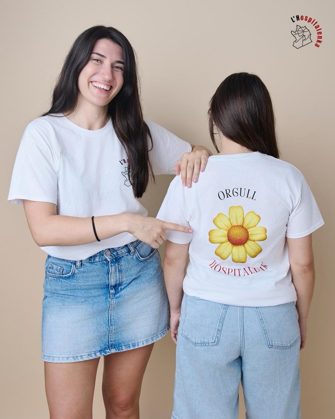 Espalda de la camiseta Orgull Hospitalenk con una flor amarilla serigrafiada