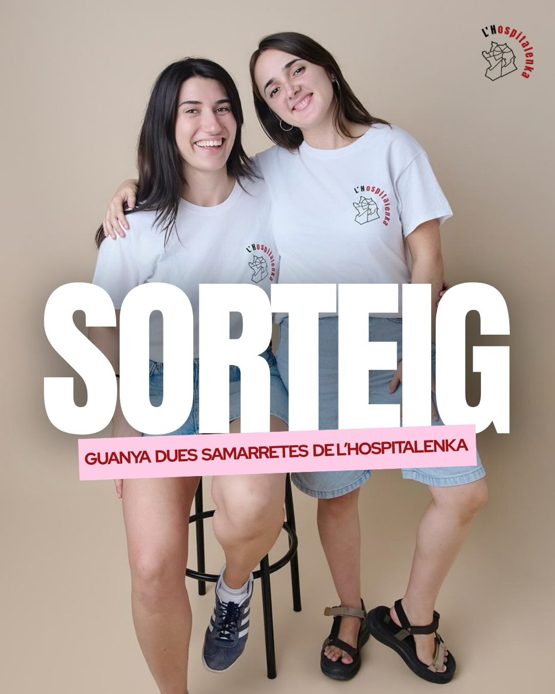 Cartel del sorteo Orgull Hospitalenk con dos personas vistiendo las camisetas blancas de L’Hospitalenka